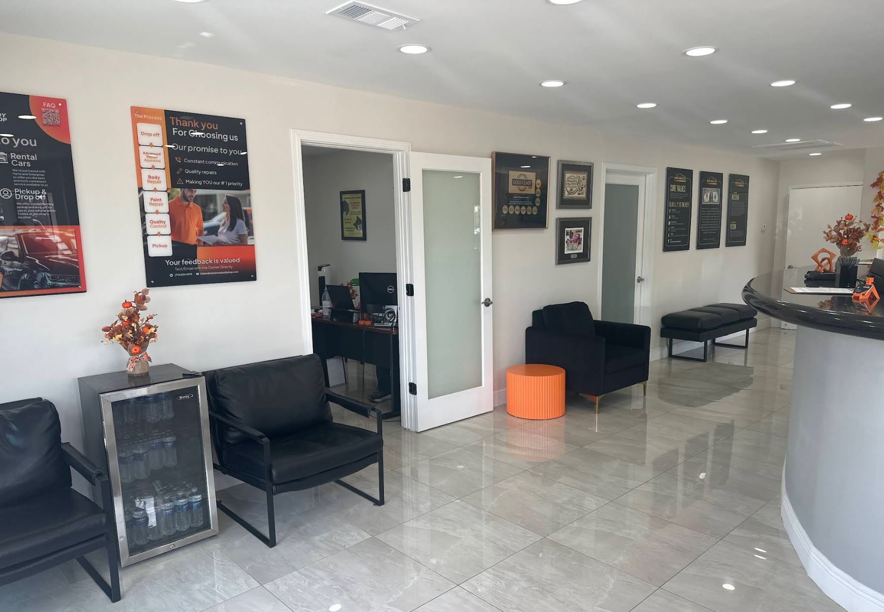 Santa Ana Body Shop reception and customer waiting area — Houston TX