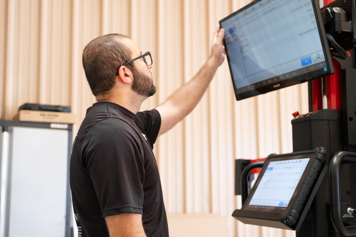 Computerized frame straightening equipment Houston TX